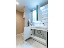 【大阪府/大阪市北区樋之口町】シティタワー大阪天満 洗面所：3面鏡が備わった洗面化粧台。ボウルとカウンターはお手入れのしやすい一体型です。