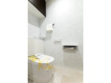 【大阪府/大阪市北区樋之口町】シティタワー大阪天満 トイレ：吊り戸棚を設けたトイレです。温水洗浄便座付きです