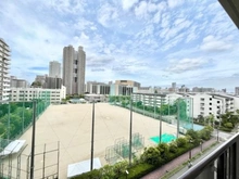 【大阪府/大阪市都島区友渕町】ベル・パークシティ画地II K棟 眺望：南面は、中学校のグランドのため、日当たり・眺望◎