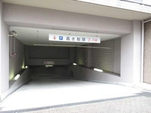 【大阪府/大阪市天王寺区上本町】セントポリア四天王寺夕陽丘 駐車場：車両出入口