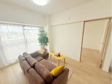 【大阪府/大阪市中央区瓦屋町】キングマンション心斎橋東 リビング：※家具・調度品等は販売価格に含まれておりません
