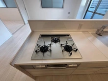 【東京都/墨田区亀沢】ル・リオン錦糸町エグゼ ダイニングキッチン：三口コンロ