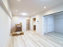 【東京都/江東区猿江】エステート猿江 リビング・ダイニング：（右）洋室
※リフォーム中