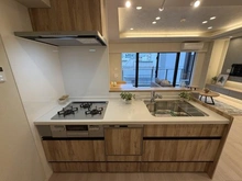 【東京都/墨田区東駒形】グラントレゾール駒形 キッチン：※家具は備え付けです。物件価格に含まれます。