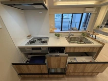 【東京都/墨田区東駒形】グラントレゾール駒形 キッチン：※家具は備え付けです。物件価格に含まれます。