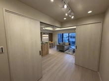 【東京都/墨田区東駒形】グラントレゾール駒形 洋室：※リビング隣接部分
※家具は備え付けです。物件価格に含まれます。