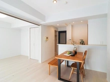 【東京都/府中市緑町】レーヴステージ府中緑町 LDK：写真左側：洋室（約6帖）