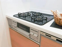 【東京都/府中市緑町】レーヴステージ府中緑町 キッチン：三口コンロ