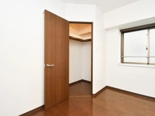 【東京都/調布市染地】フォルスコート調布染地公園 洋室：約6.1帖、ウォークインクローゼット