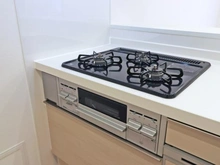 【東京都/府中市住吉町】府中住吉町住宅1号棟 キッチン：3口コンロ