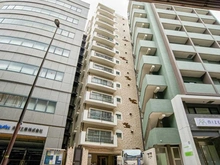 【東京都/世田谷区池尻】カーサ池尻 外観：中央の茶色のマンション