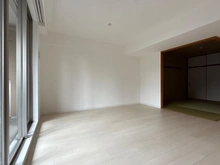 【神奈川県/横浜市戸塚区平戸町】シティウィンズ東戸塚エアステージ リビング・ダイニング：右　和室