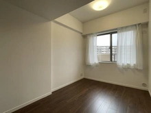 【神奈川県/横浜市戸塚区上矢部町】ラムーナ横浜戸塚 スカイリッジ　F棟 洋室：約5.0帖　玄関側