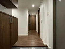 【神奈川県/横浜市戸塚区上矢部町】ラムーナ横浜戸塚 スカイリッジ　F棟 廊下：右手前　玄関扉