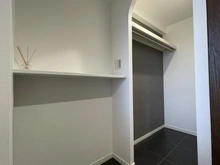 【神奈川県/横浜市戸塚区上矢部町】ラムーナ横浜戸塚 スカイリッジ　F棟 シューズインクローゼット：玄関収納の隣