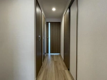 【神奈川県/横浜市戸塚区品濃町】ニューシティ東戸塚 東の街四号館 廊下：正面扉はLDK