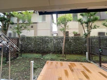 【神奈川県/横浜市戸塚区戸塚町】グランシティユーロコート戸塚 オープンエアリビング：ウッドデッキ部分　奥　専用庭