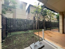 【神奈川県/横浜市戸塚区戸塚町】グランシティユーロコート戸塚 専用庭：ウッドデッキ部分　オープンエアリビング