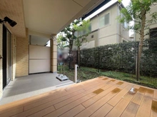 【神奈川県/横浜市戸塚区戸塚町】グランシティユーロコート戸塚 左奥　テラス：左奥　テラス
ウッドデッキ部分　オープンエアリビング
右奥　専用庭