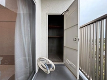 【神奈川県/横浜市戸塚区深谷町】市ドリームハイツ 四号棟 バル―コニーのトランクルーム