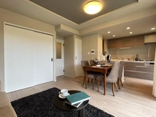 【神奈川県/横浜市戸塚区上倉田町】ライオンズガーデンシティ戸塚 LDK：左手　洋室約5.5帖