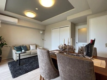 【神奈川県/横浜市戸塚区上倉田町】ライオンズガーデンシティ戸塚 リビング・ダイニング：中央　白い扉　洋室約5.5帖