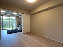 【神奈川県/横浜市戸塚区上倉田町】ライオンズガーデンシティ戸塚 洋室：約5.5帖　奥リビング・ダイニング