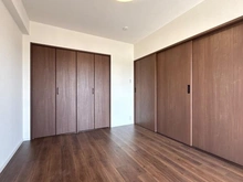 【神奈川県/横浜市戸塚区平戸】アークハイム東戸塚 洋室：バルコニー側　約6.0帖　クローゼット