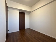 【神奈川県/横浜市戸塚区平戸】アークハイム東戸塚 洋室：玄関側　約5.0帖　クローゼット