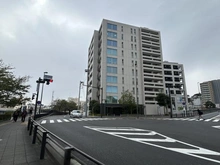 【神奈川県/横浜市戸塚区戸塚町】ブランズ戸塚 前面道路：物件　写真中央