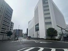 【神奈川県/横浜市戸塚区戸塚町】ブランズ戸塚 前面道路：物件　左手前