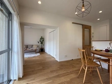 【神奈川県/横浜市戸塚区平戸】シャルム東戸塚 ダイニングキッチン：左奥　洋室