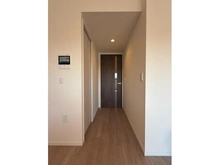 【神奈川県/横浜市保土ケ谷区権太坂】グレーシアテラス東戸塚 廊下：左引き戸　サービスルーム(納戸)客0.9帖