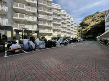 【神奈川県/横浜市戸塚区戸塚町】ベルシャトウ戸塚 壱番館 駐車場：奥　駐車場
手前　バイク置き場
右手　駐輪場