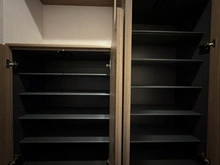 【神奈川県/横浜市戸塚区前田町】グランドメゾン東戸塚 3番館 玄関：収納