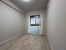 【神奈川県/横浜市泉区岡津町】グレーシアパーク山手台EAST 壱番館 洋室：約6.0帖　玄関側