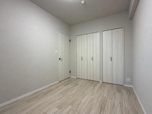 【神奈川県/横浜市泉区岡津町】グレーシアパーク山手台EAST 壱番館 洋室：約6.0帖　玄関側