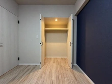 【神奈川県/横浜市泉区岡津町】グレーシアパーク山手台EAST 壱番館 収納：洋室約6.0帖　LDK側