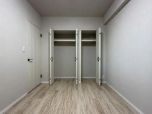 【神奈川県/横浜市泉区岡津町】グレーシアパーク山手台EAST 壱番館 収納：洋室約6.0帖　玄関側