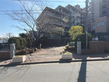 【神奈川県/横浜市泉区岡津町】グレーシアパーク山手台EAST 壱番館 アプローチ