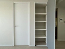 【神奈川県/横浜市戸塚区前田町】東戸塚前田町パーク・ホームズ 収納：リビングダイニングにある収納スペース
左扉　洋室約6.9帖
