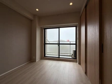【神奈川県/横浜市戸塚区品濃町】ニューシティ東戸塚南の街 壱号館 洋室：約6.0帖　引き戸解放した右側：LDK