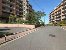 【神奈川県/横浜市泉区岡津町】グレーシアパーク山手台EAST 弐番館 前面道路