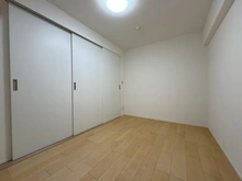 【神奈川県/横浜市戸塚区戸塚町】ベルシャトウ戸塚 弐番館 洋室：約5.5帖