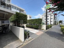 【神奈川県/横浜市戸塚区下倉田町】グリーンパーク戸塚ヒルズ イースト棟 アプローチ