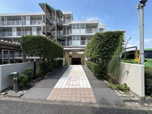 【神奈川県/横浜市戸塚区下倉田町】グリーンパーク戸塚ヒルズ イースト棟 アプローチ