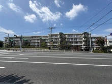 【神奈川県/横浜市戸塚区下倉田町】グリーンパーク戸塚ヒルズ イースト棟 外観：前面道路含む