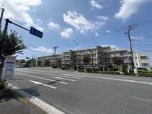 【神奈川県/横浜市戸塚区下倉田町】グリーンパーク戸塚ヒルズ イースト棟 外観：前面道路含む／戸塚駅からの江ノ電バス停留所