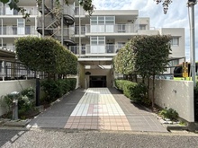 【神奈川県/横浜市戸塚区下倉田町】グリーンパーク戸塚ヒルズ イースト棟 アプローチ