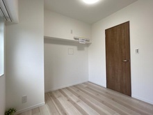 【神奈川県/横浜市戸塚区深谷町】市ドリームハイツ 3号棟 洋室：約5.0帖　玄関側
